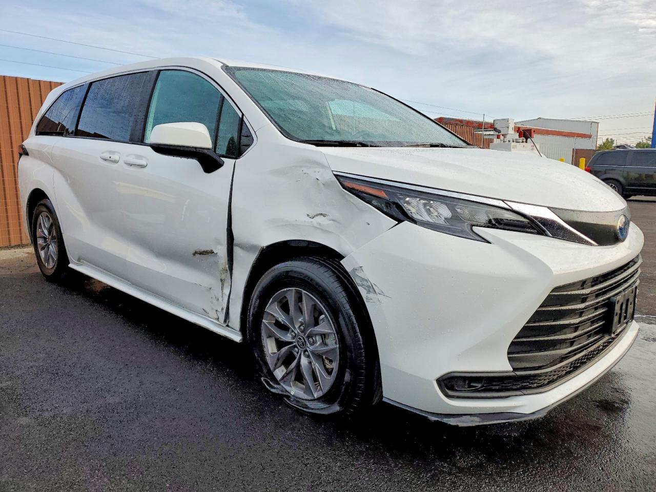 2025 TOYOTA SIENNA LE photo 4
