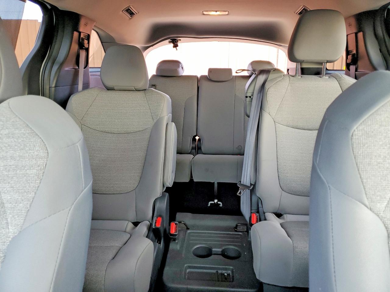 2025 TOYOTA SIENNA LE photo 10