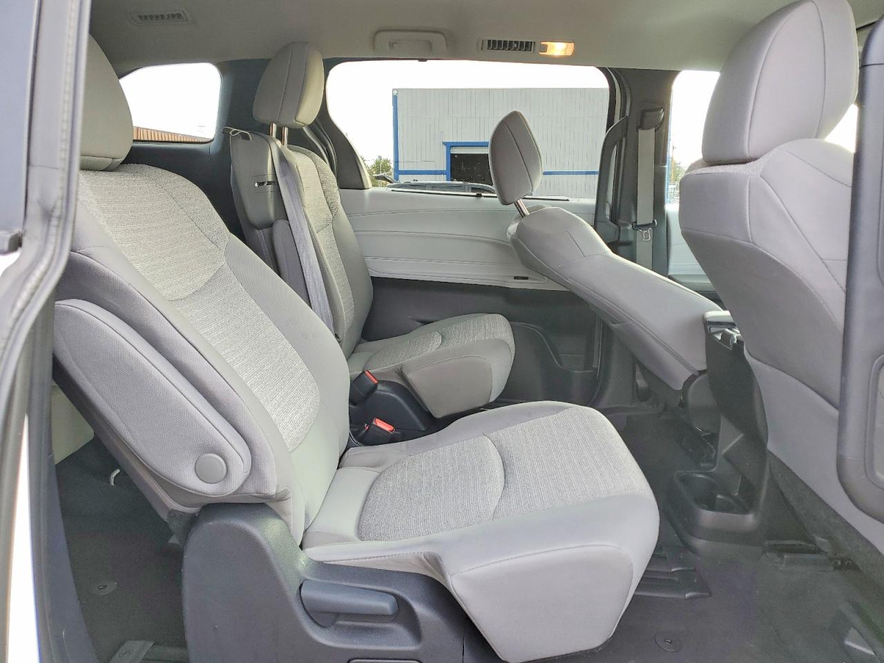 2025 TOYOTA SIENNA LE photo 11