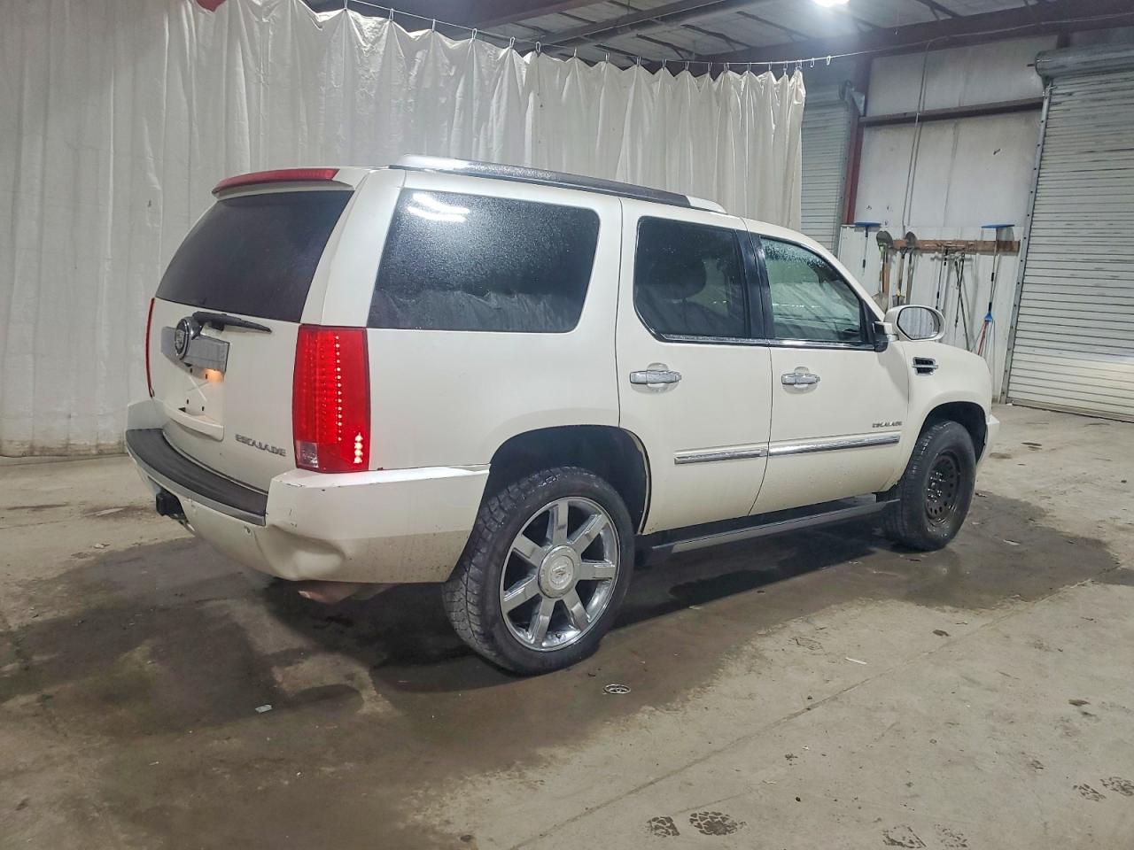2011 CADILLAC ESCALADE PREMIUM photo 3