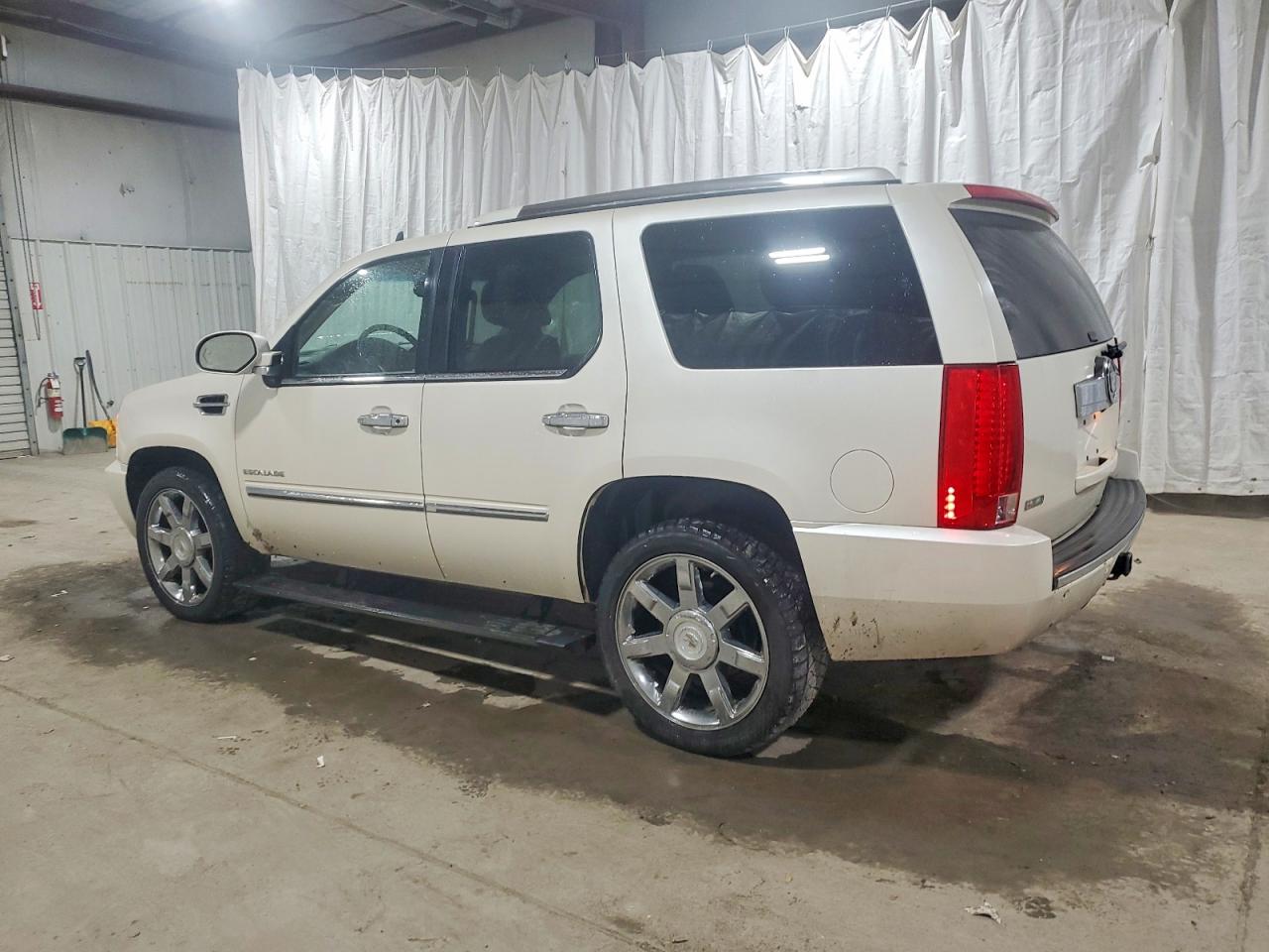 2011 CADILLAC ESCALADE PREMIUM photo 2