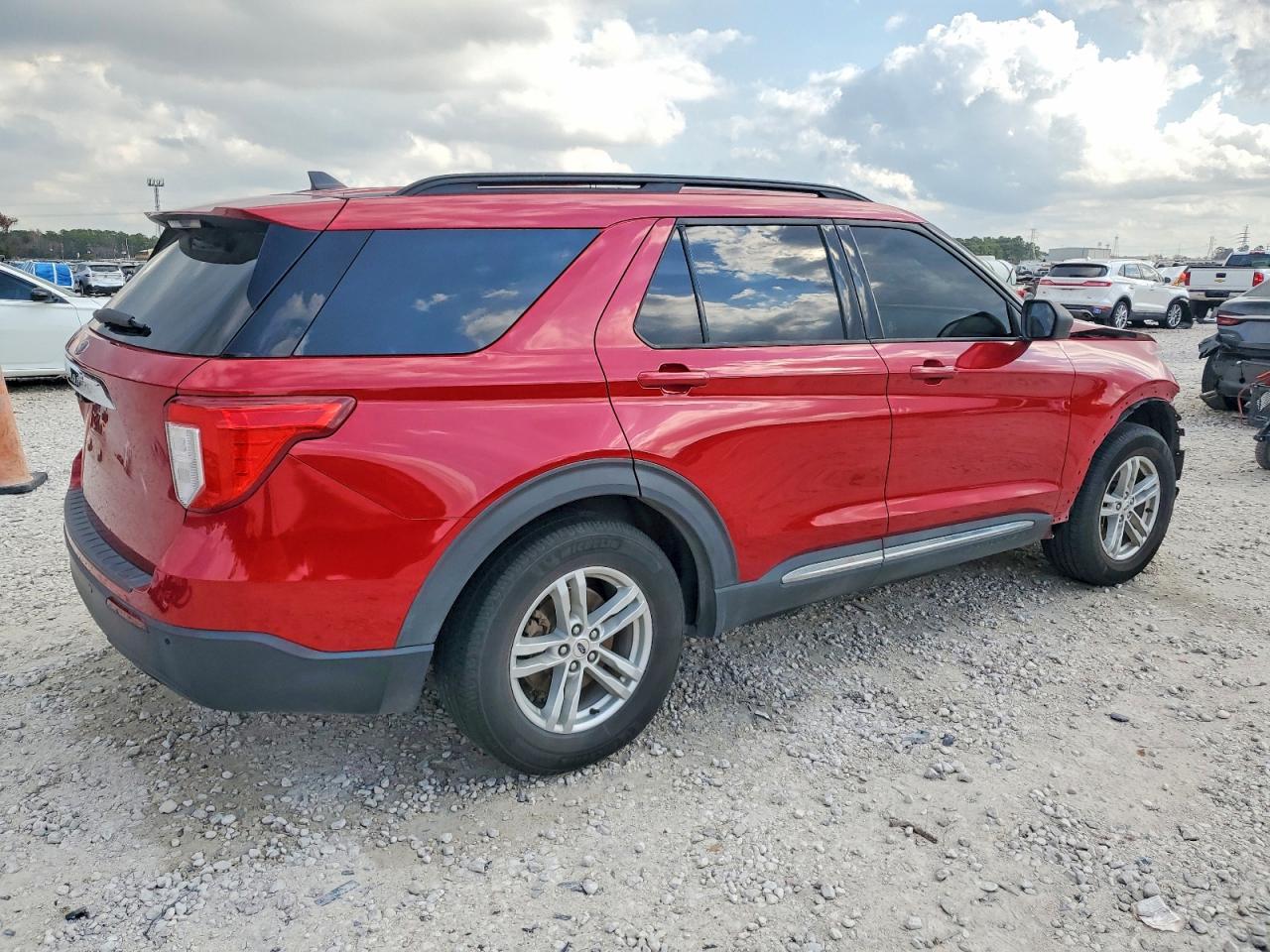 2021 FORD EXPLORER XLT photo 3