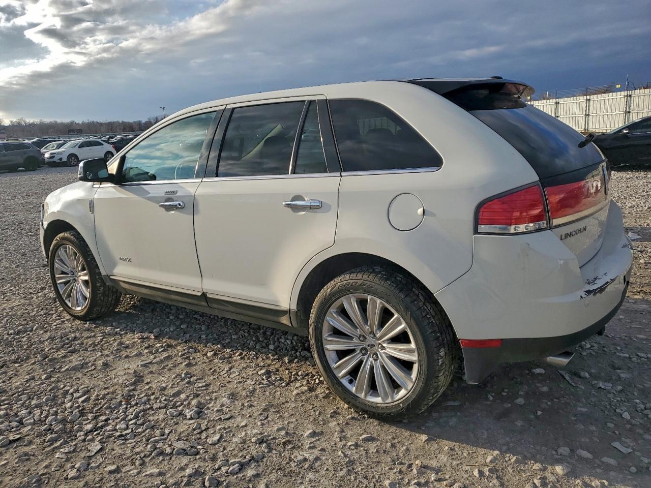 2009 LINCOLN TOWNHOUSE MKX photo 2