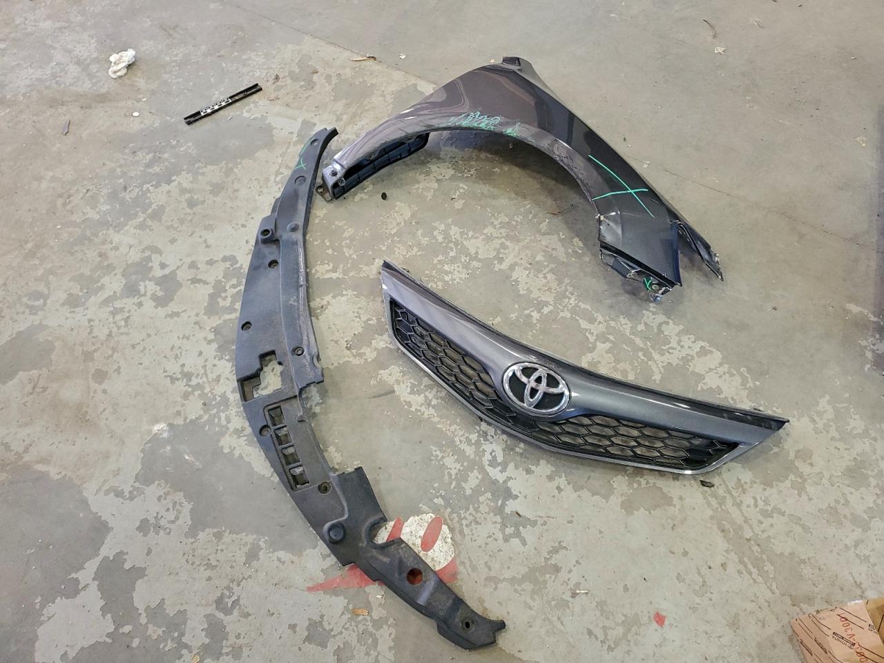 2014 TOYOTA CAMRY L photo 12