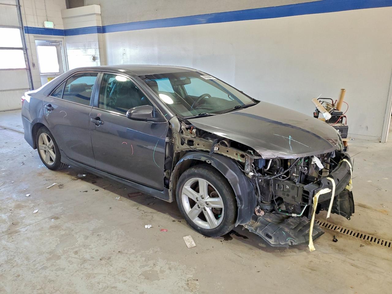 2014 TOYOTA CAMRY L photo 4