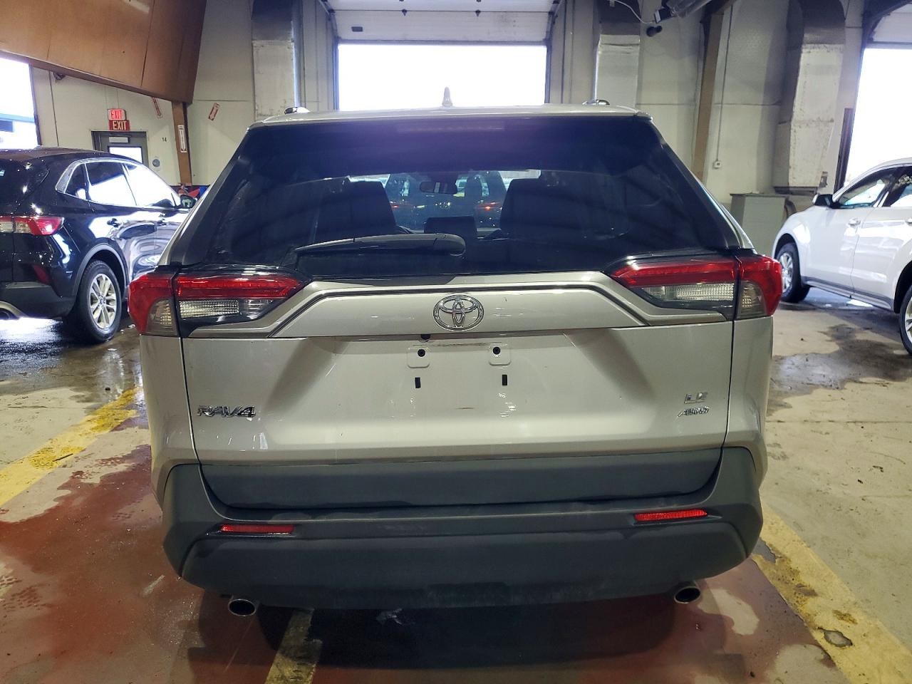 2021 TOYOTA RAV4 LE photo 6