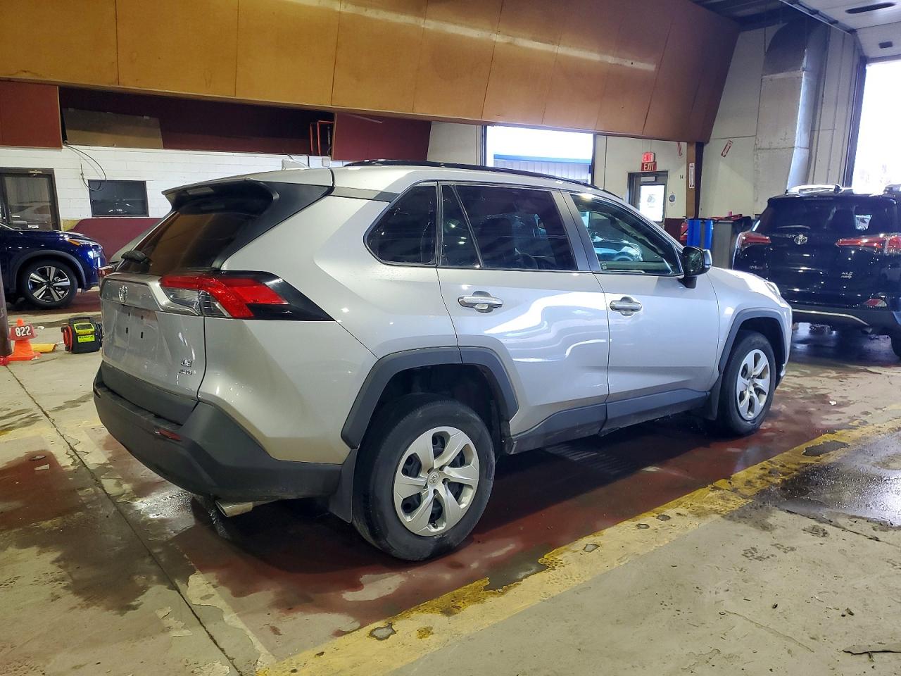 2021 TOYOTA RAV4 LE photo 3