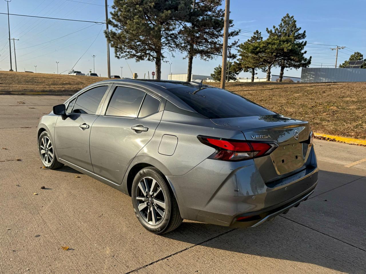 2021 NISSAN VERSA SV photo 3