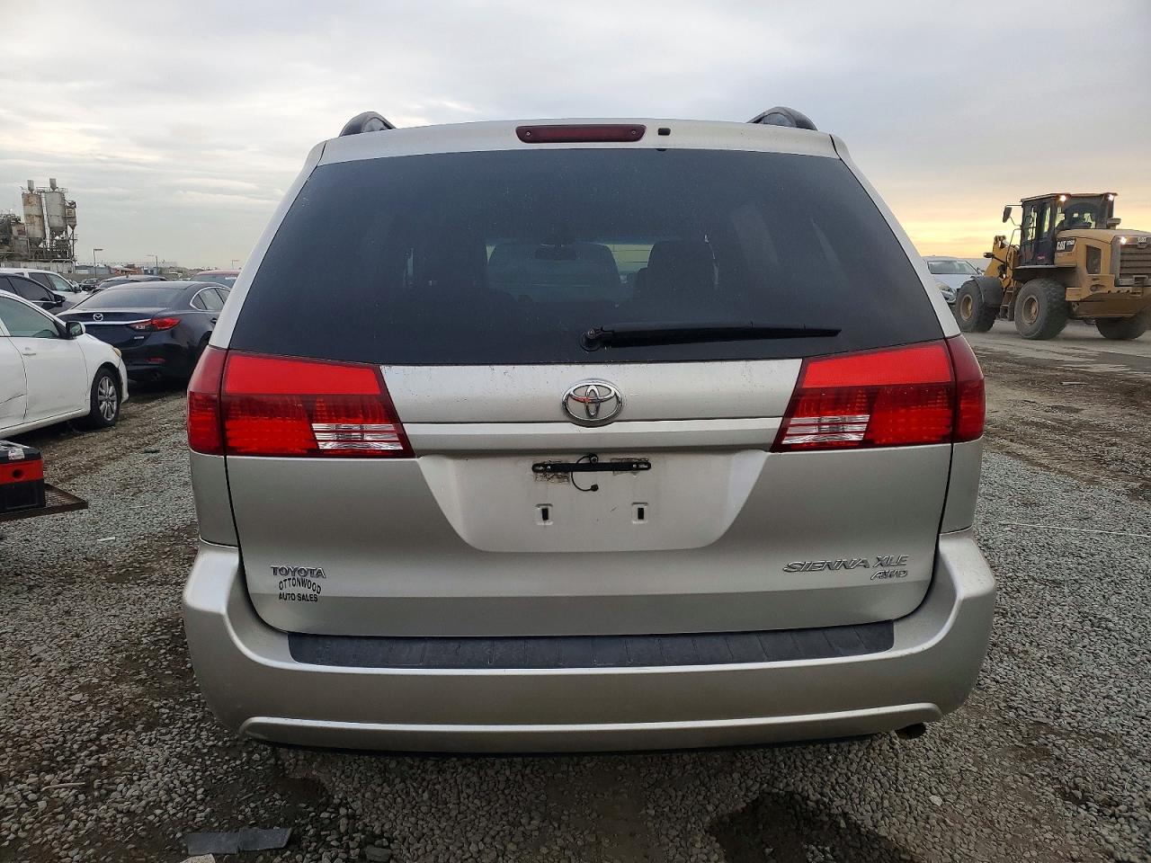 2004 TOYOTA SIENNA XLE photo 6