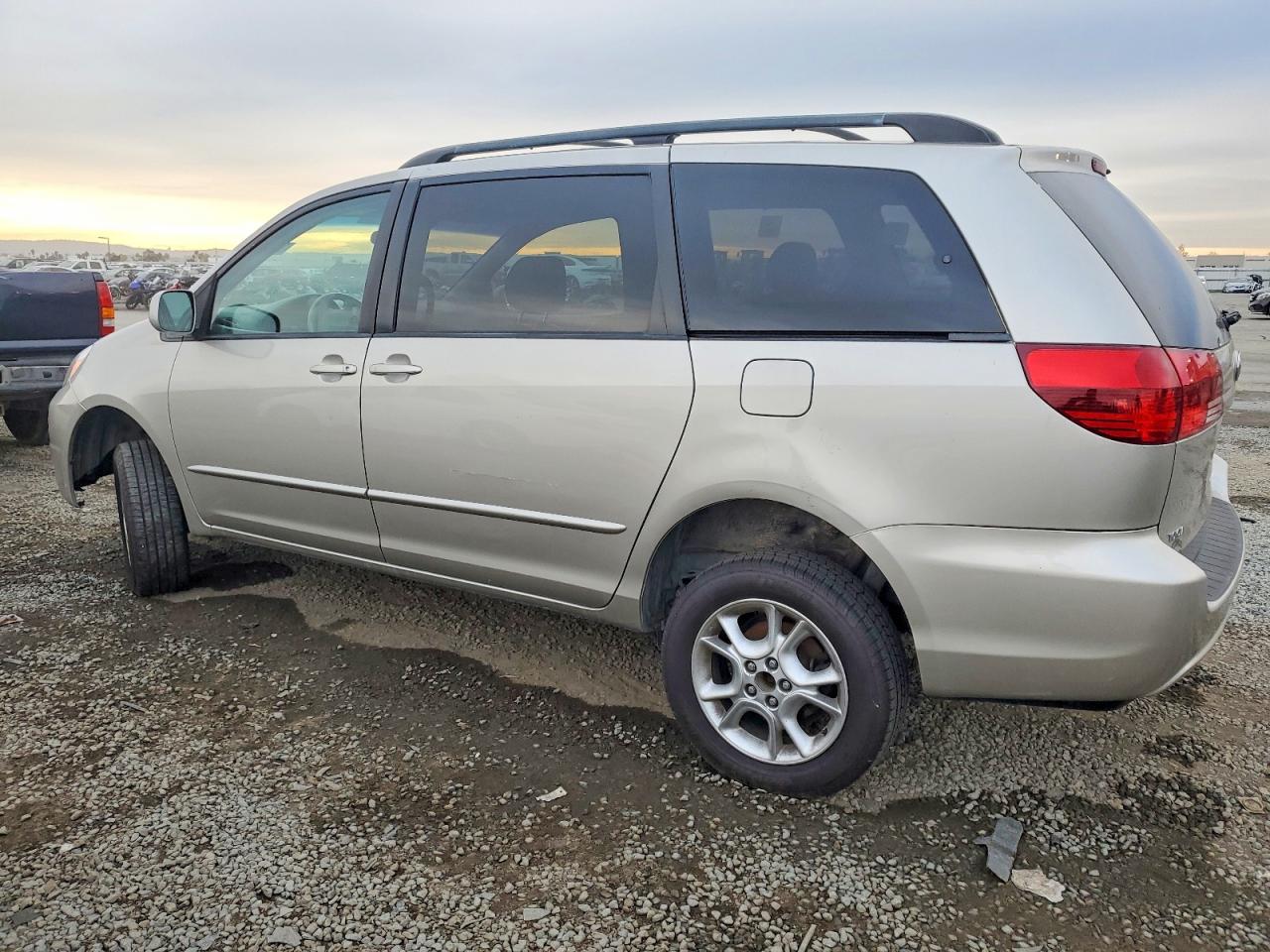 2004 TOYOTA SIENNA XLE photo 2