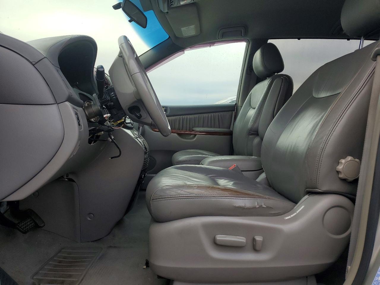 2004 TOYOTA SIENNA XLE photo 7