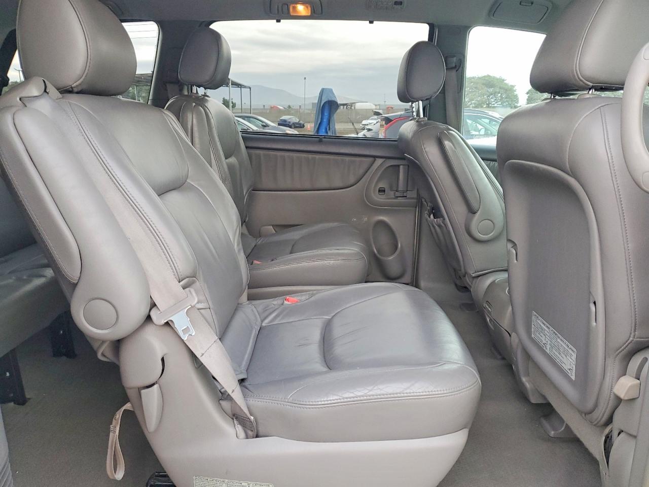 2004 TOYOTA SIENNA XLE photo 11