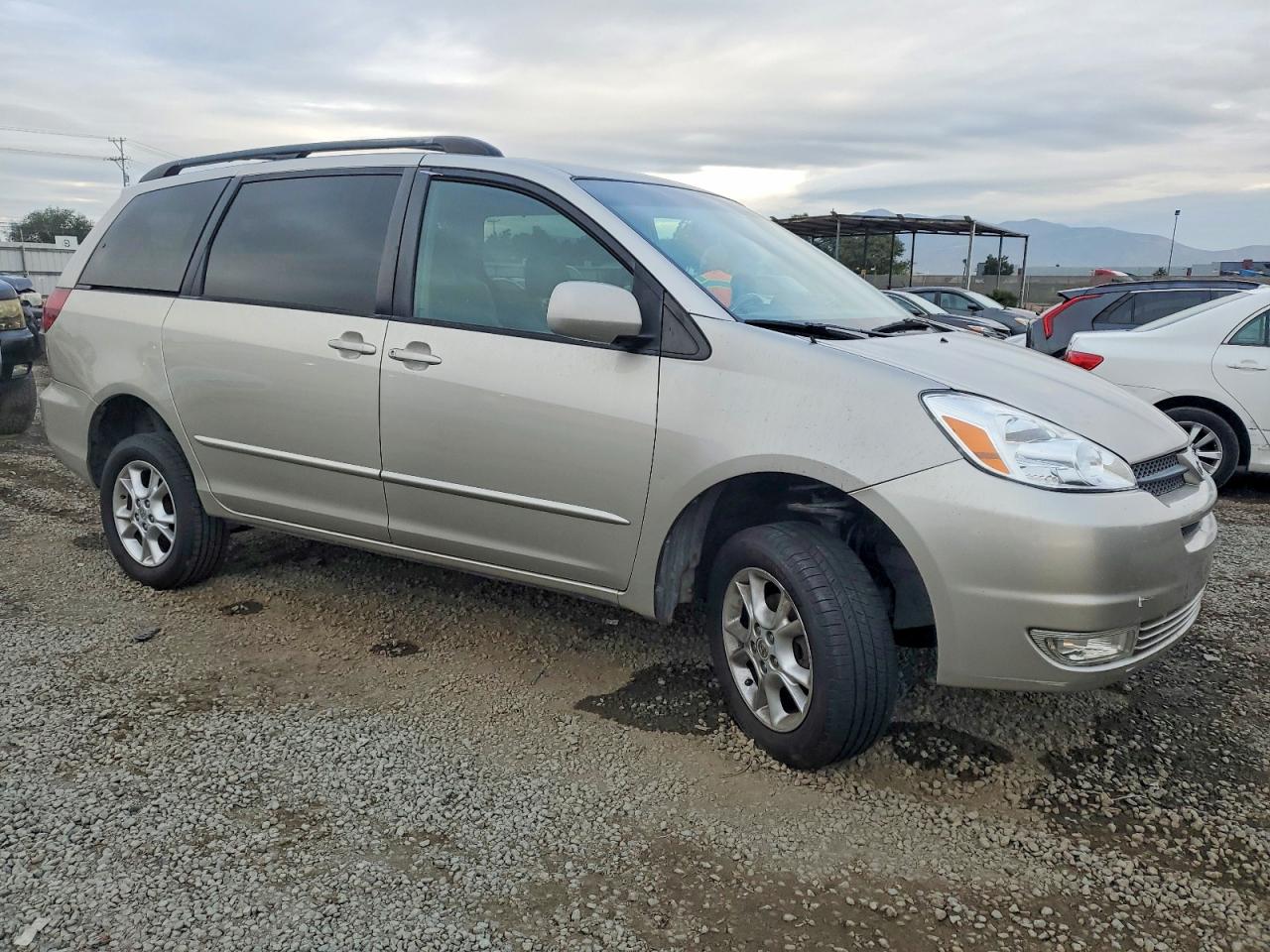 2004 TOYOTA SIENNA XLE photo 4