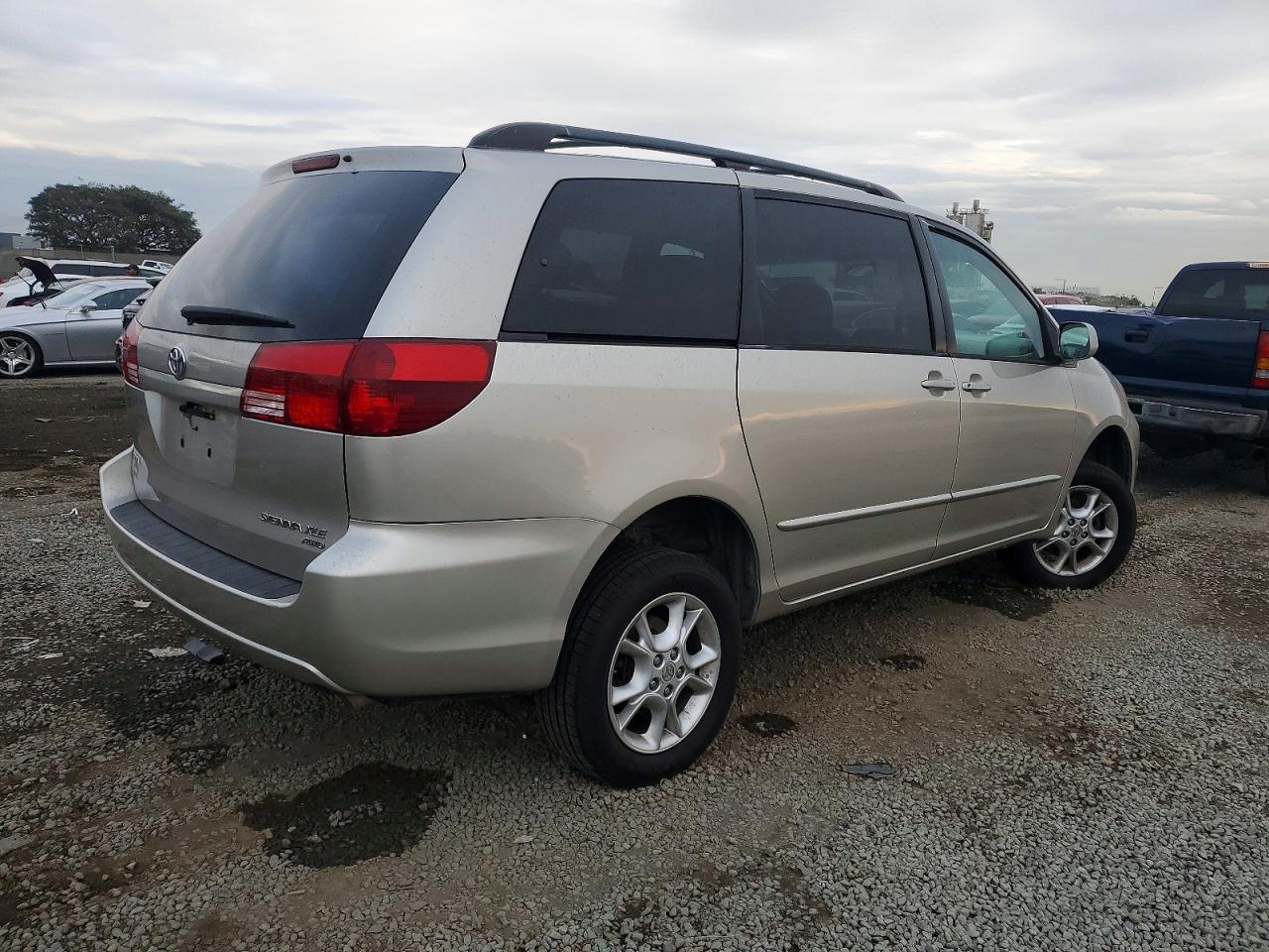 2004 TOYOTA SIENNA XLE photo 3