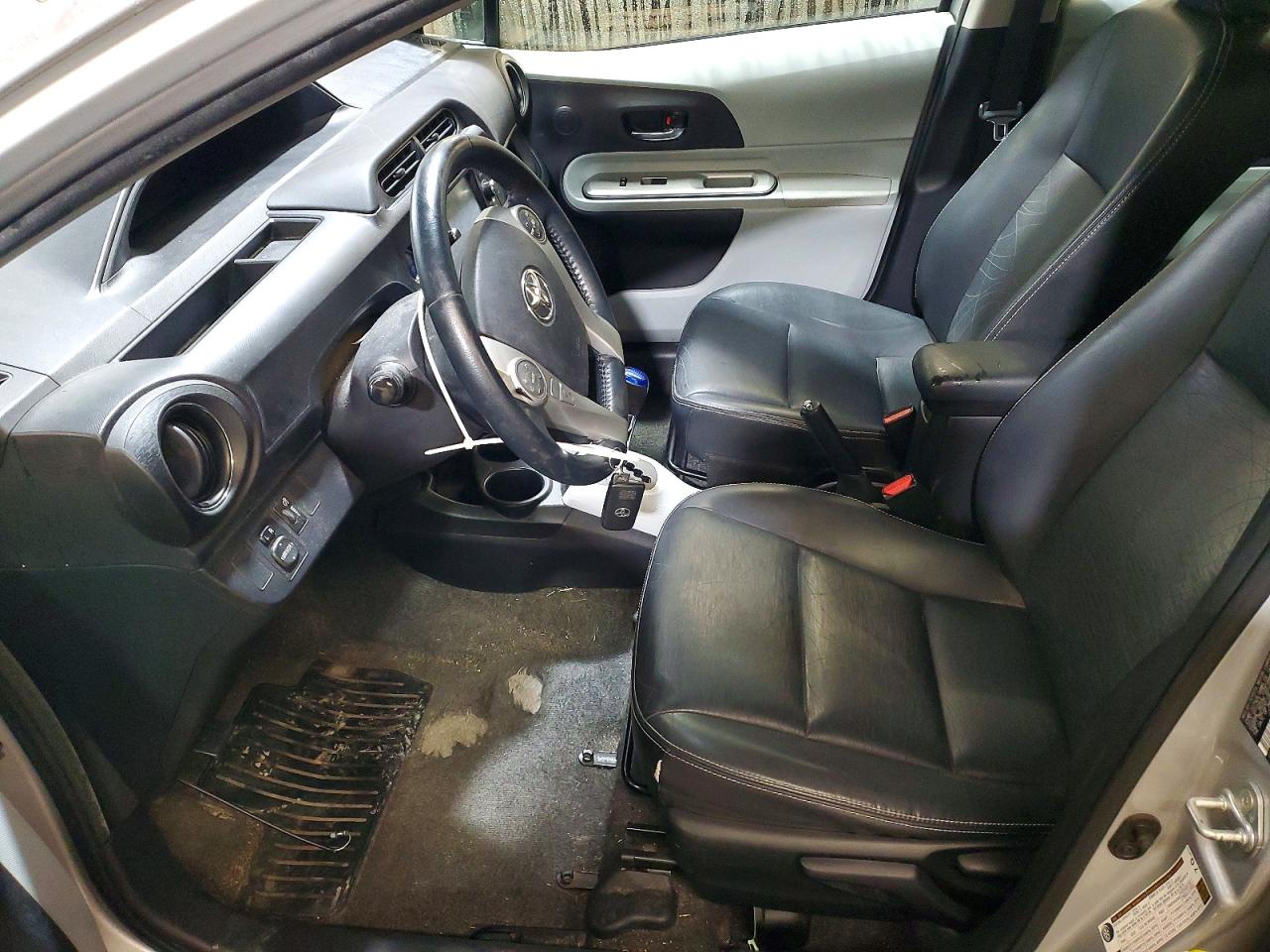 2013 TOYOTA PRIUS C photo 13