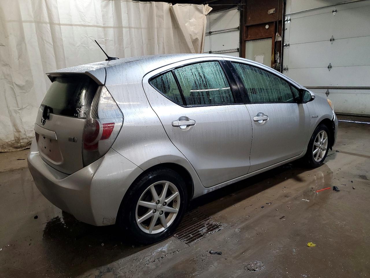 2013 TOYOTA PRIUS C photo 5
