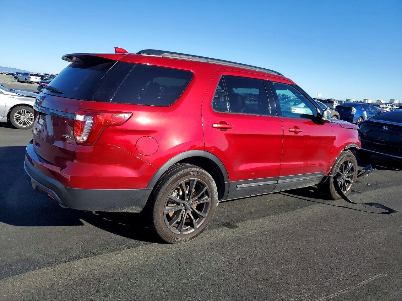 2017 FORD EXPLORER XLT photo 3