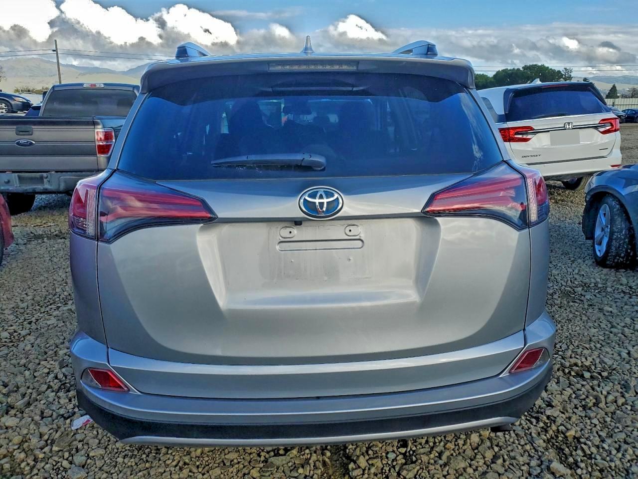 2018 TOYOTA RAV4 HV LE photo 6