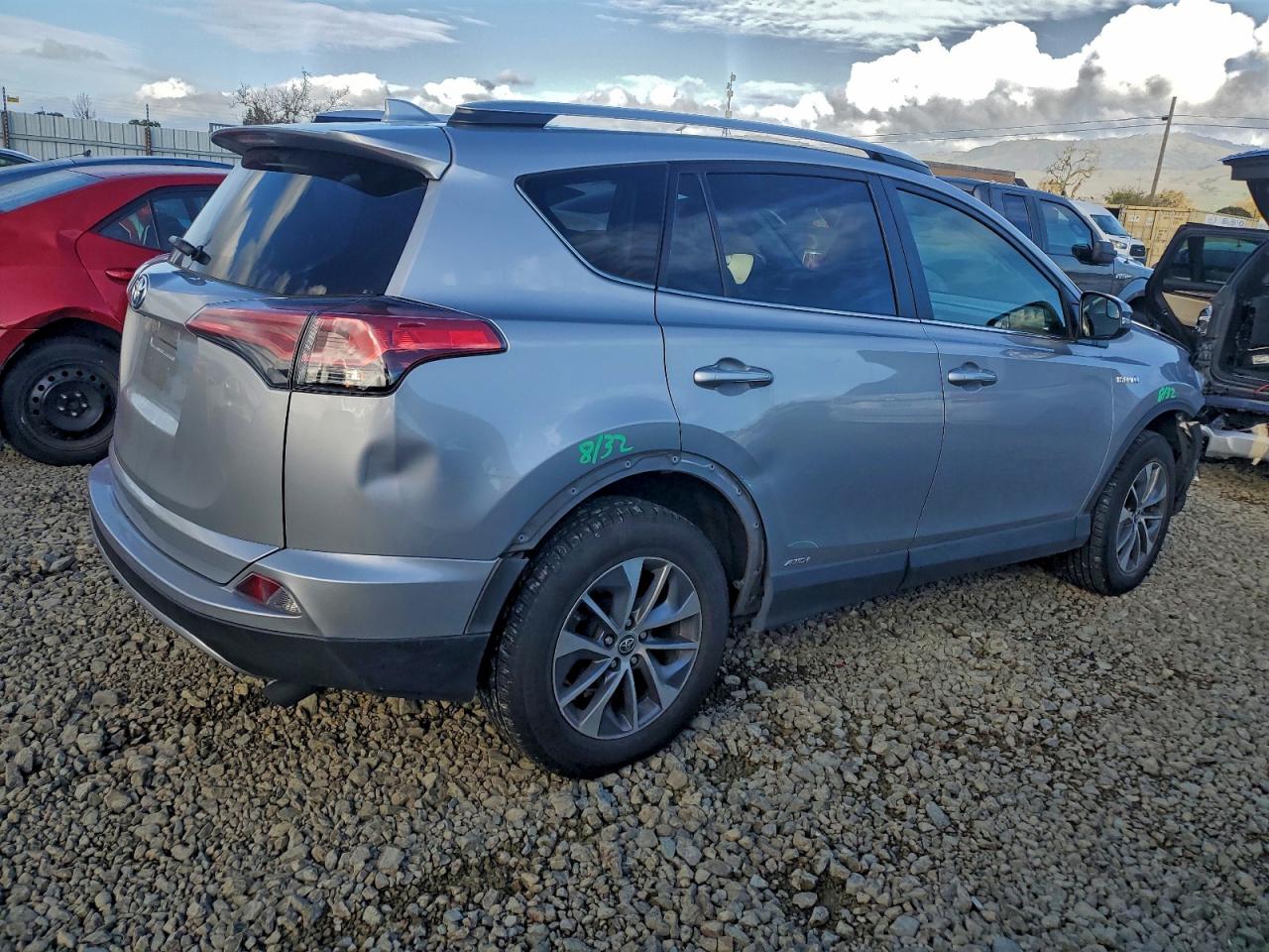 2018 TOYOTA RAV4 HV LE photo 3