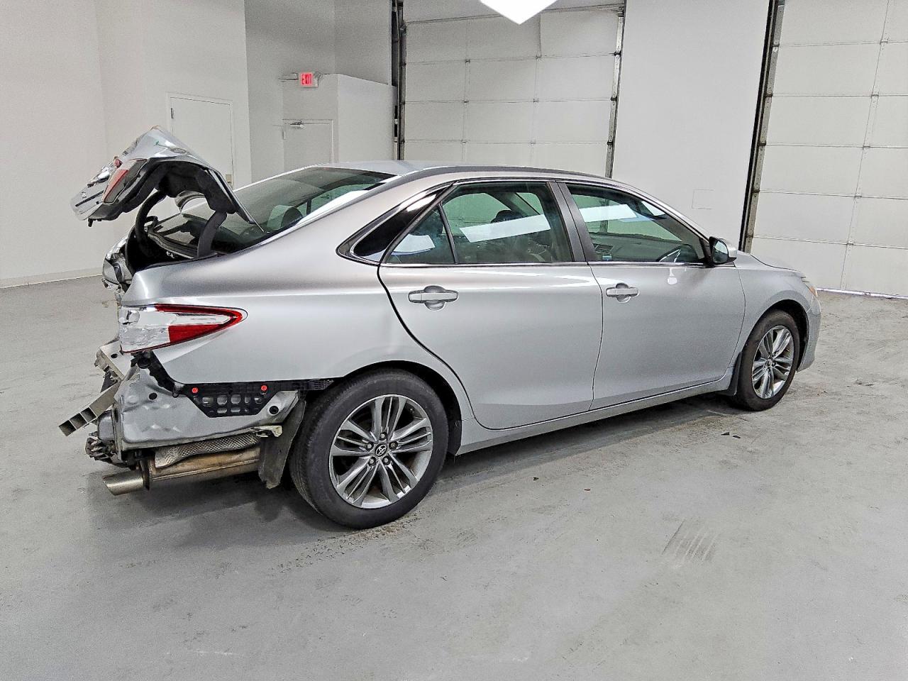 2017 TOYOTA CAMRY LE photo 3