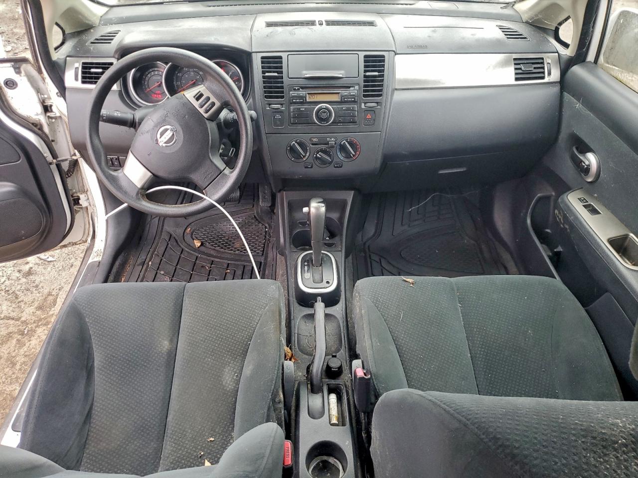 2011 NISSAN VERSA S photo 8