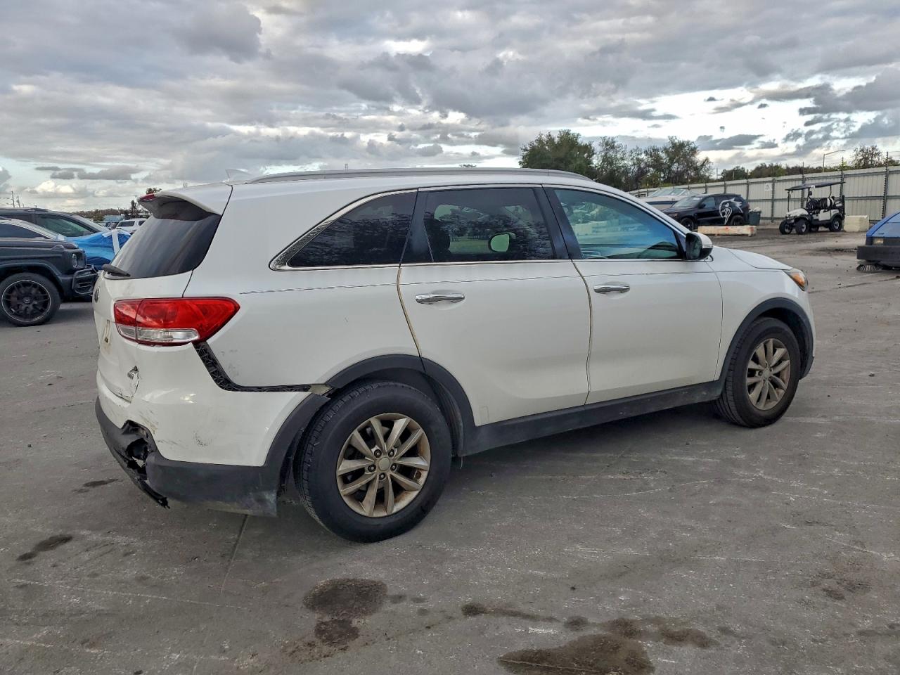 2017 KIA SORENTO LX photo 3