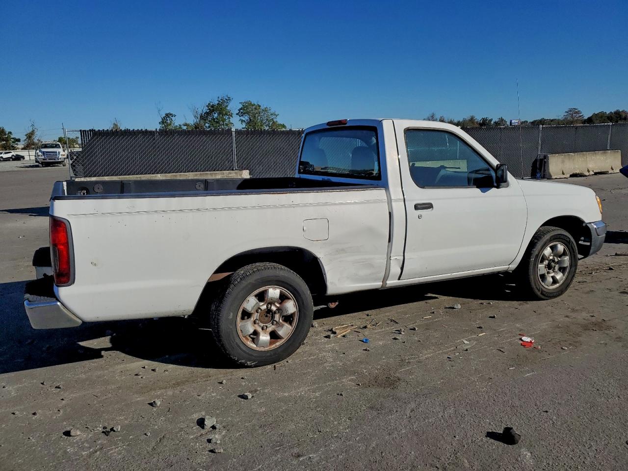 2000 NISSAN FRONTIER XE photo 3