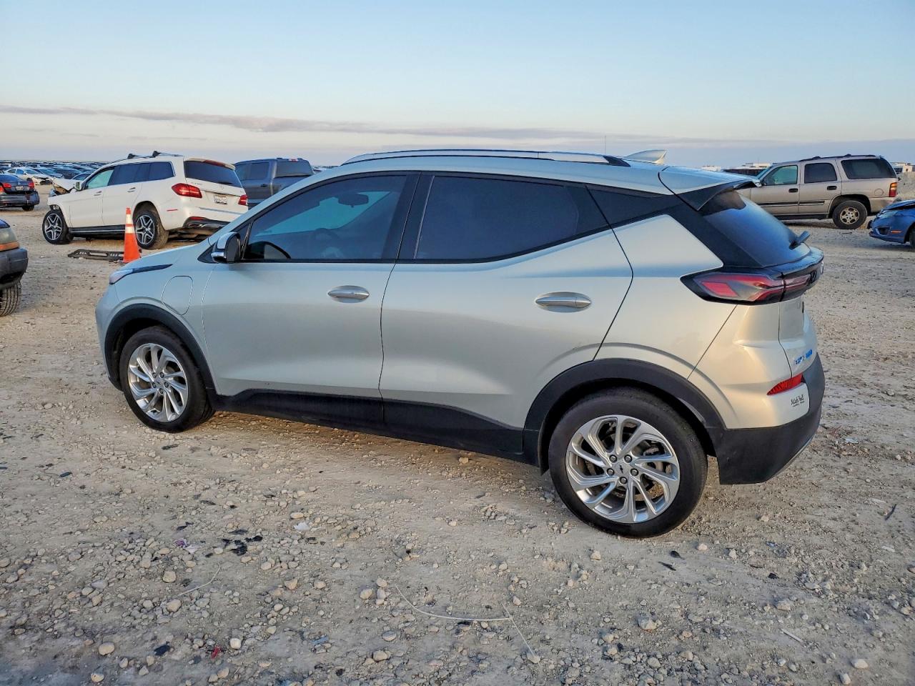 2023 CHEVROLET BOLT EUV LT photo 2