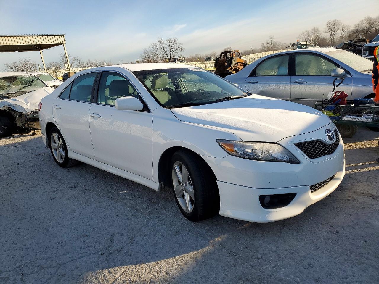 2011 TOYOTA CAMRY SE photo 4