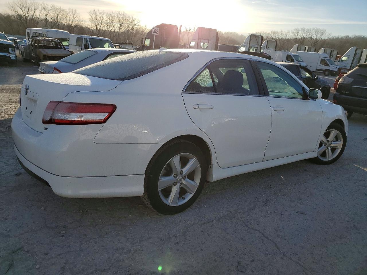 2011 TOYOTA CAMRY SE photo 3