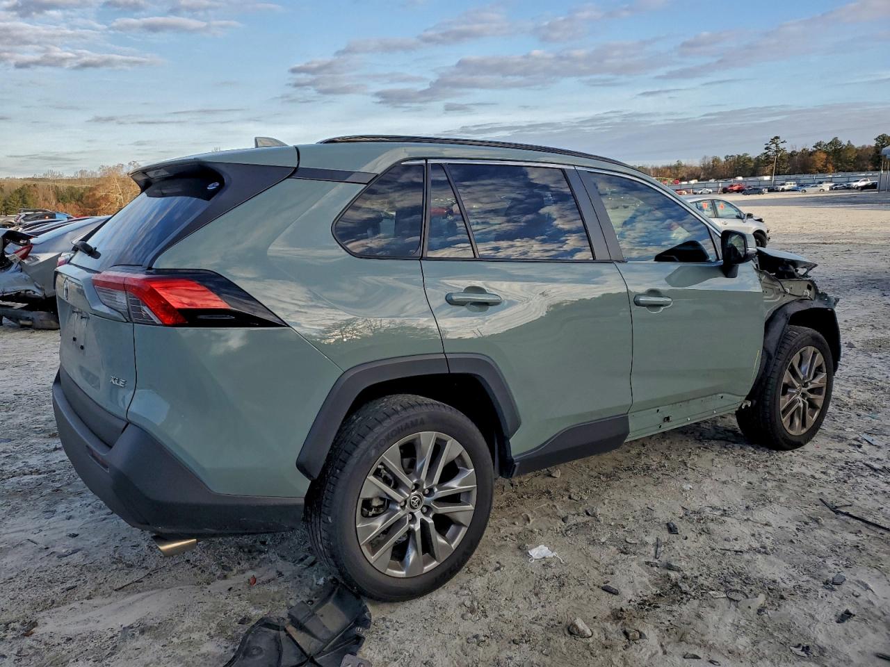 2022 TOYOTA RAV4 XLE PREMIUM photo 3
