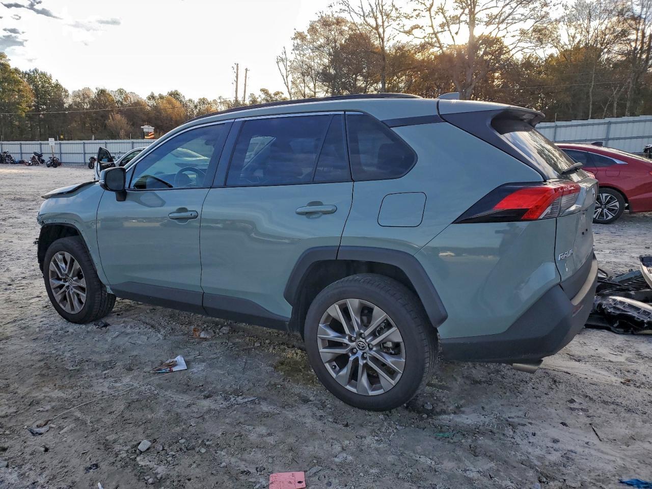2022 TOYOTA RAV4 XLE PREMIUM photo 2