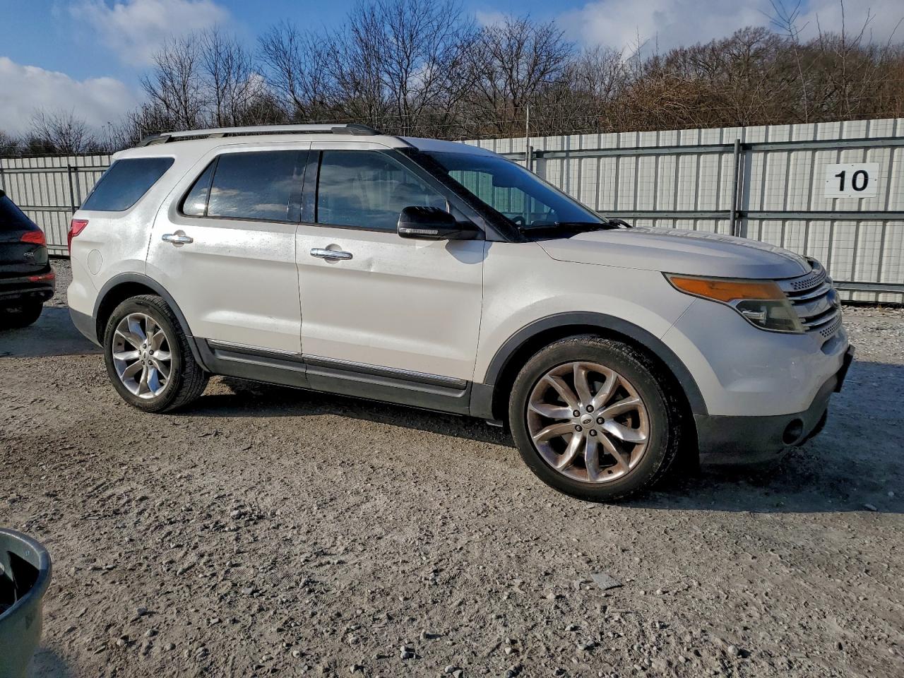 2015 FORD EXPLORER XLT photo 4