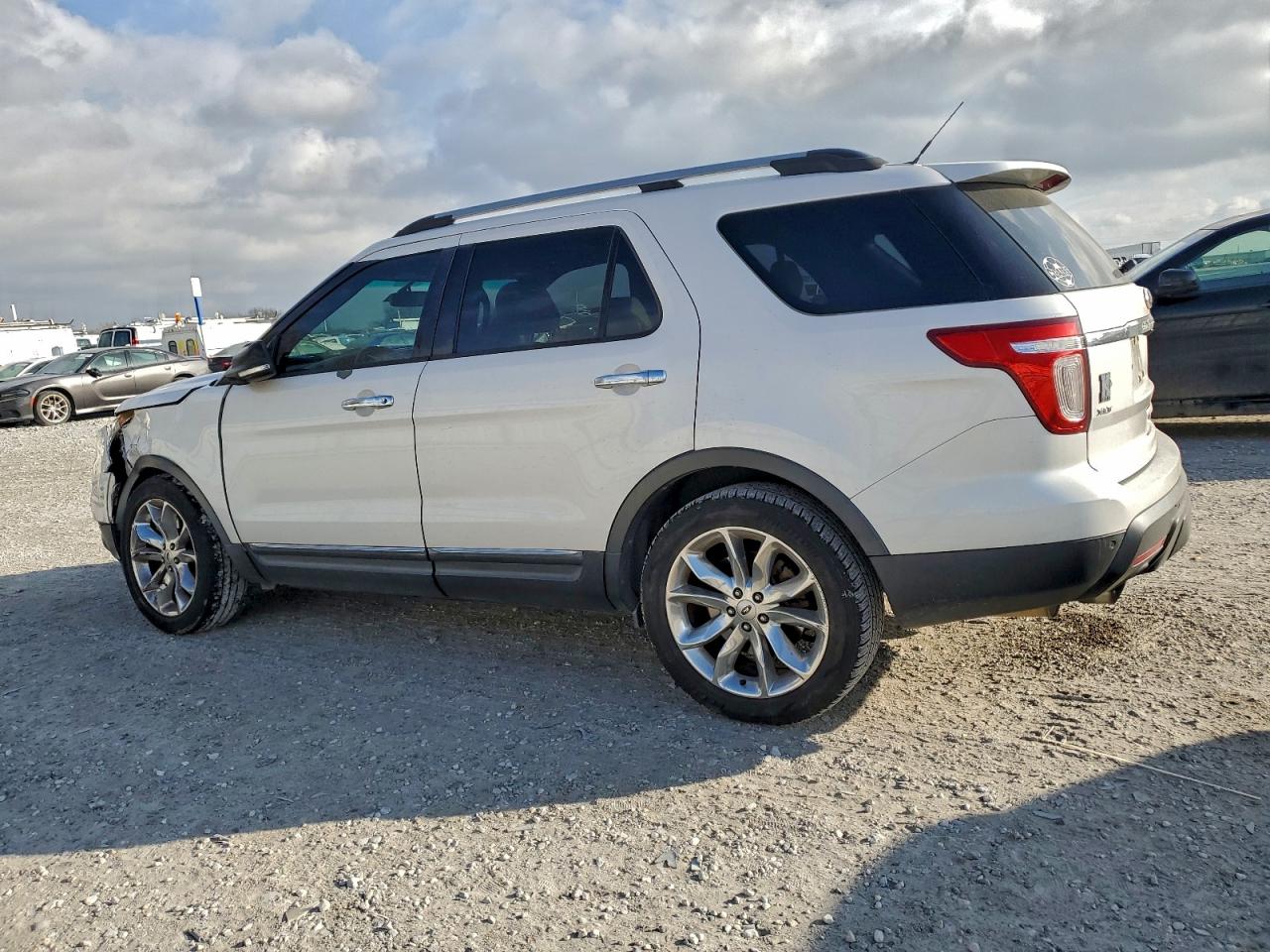 2015 FORD EXPLORER XLT photo 2