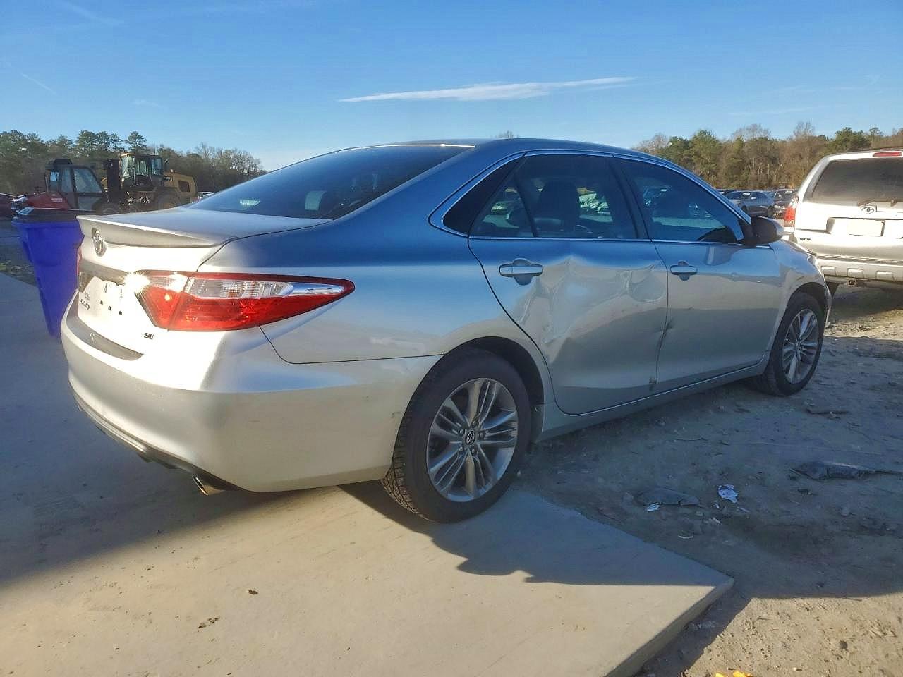 2017 TOYOTA CAMRY LE photo 3