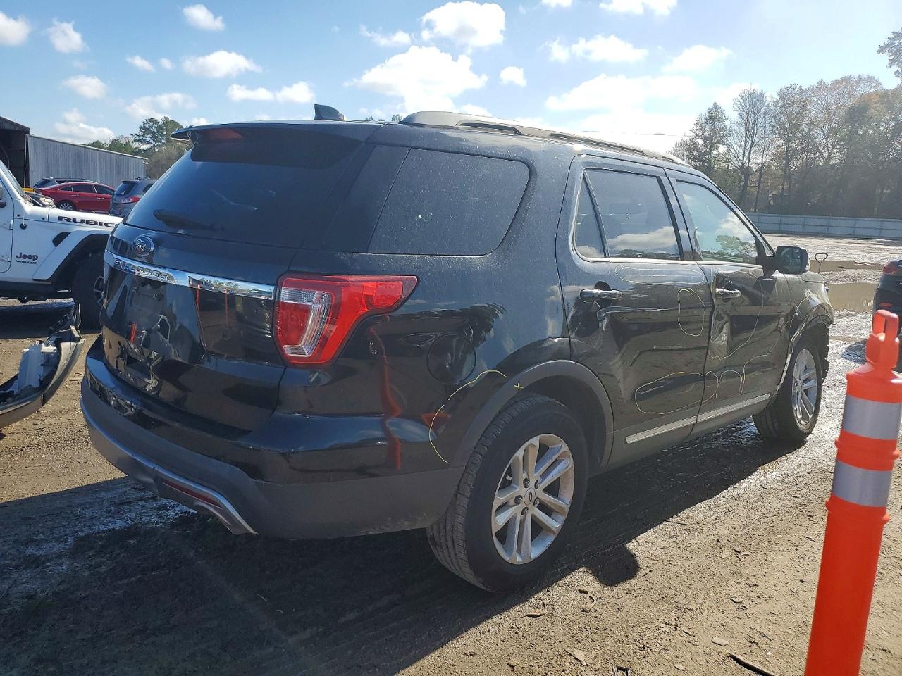 2017 FORD EXPLORER XLT photo 5