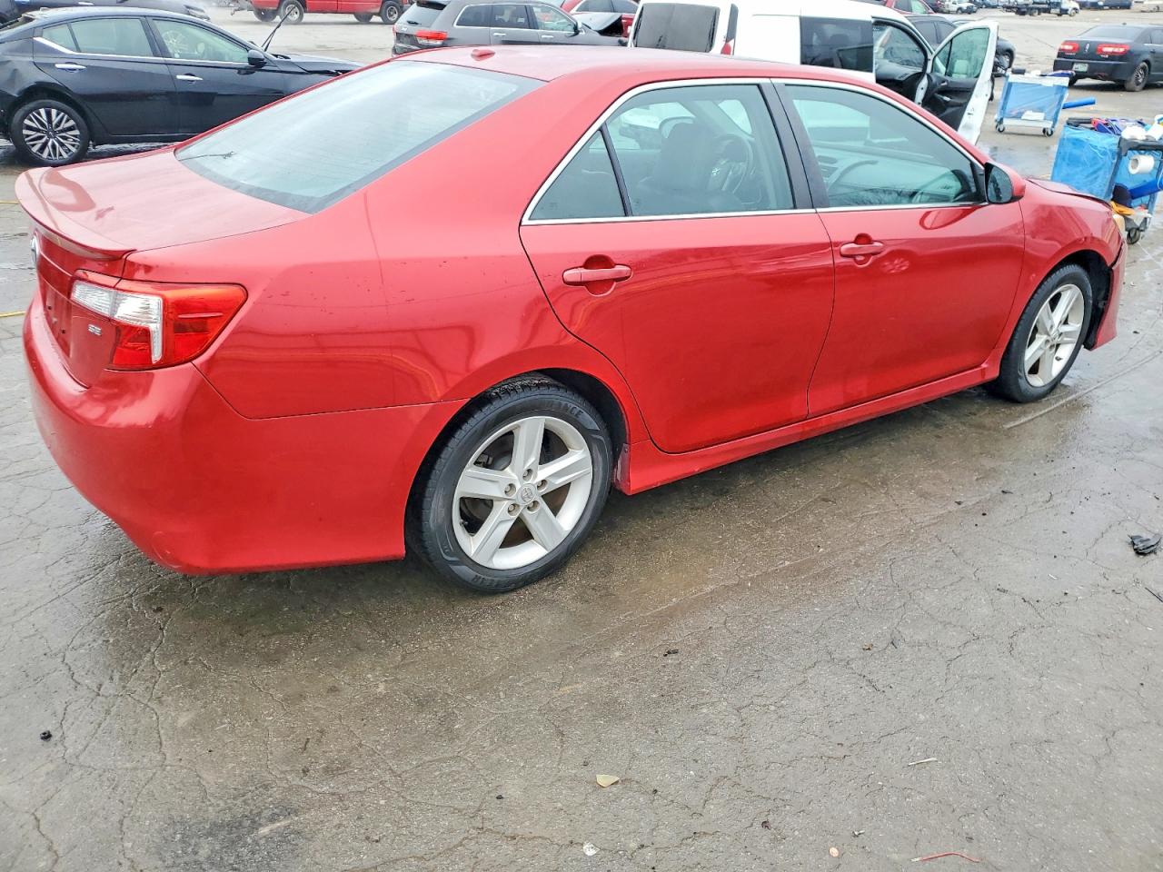 2014 TOYOTA CAMRY SE photo 3