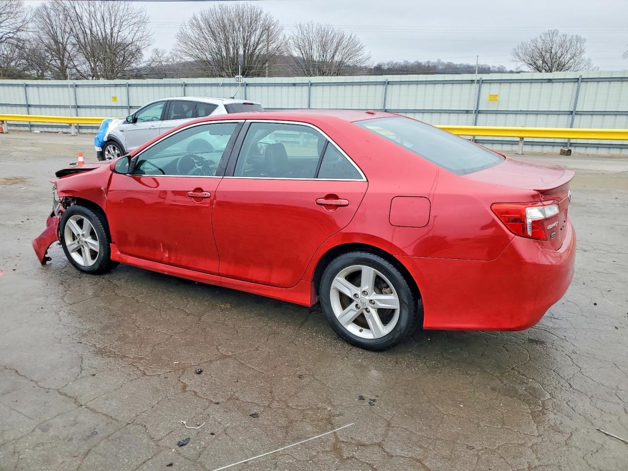 2014 TOYOTA CAMRY SE photo 2
