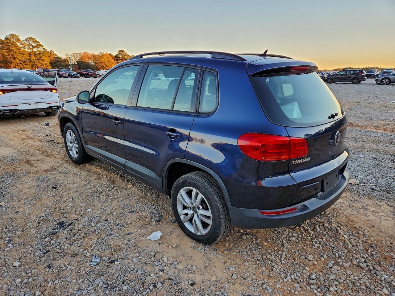 2016 VOLKSWAGEN TIGUAN S photo 2