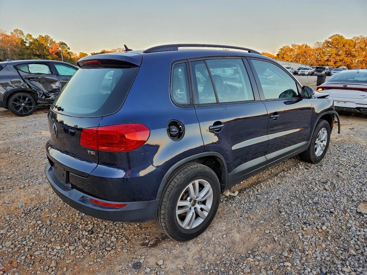 2016 VOLKSWAGEN TIGUAN S photo 3