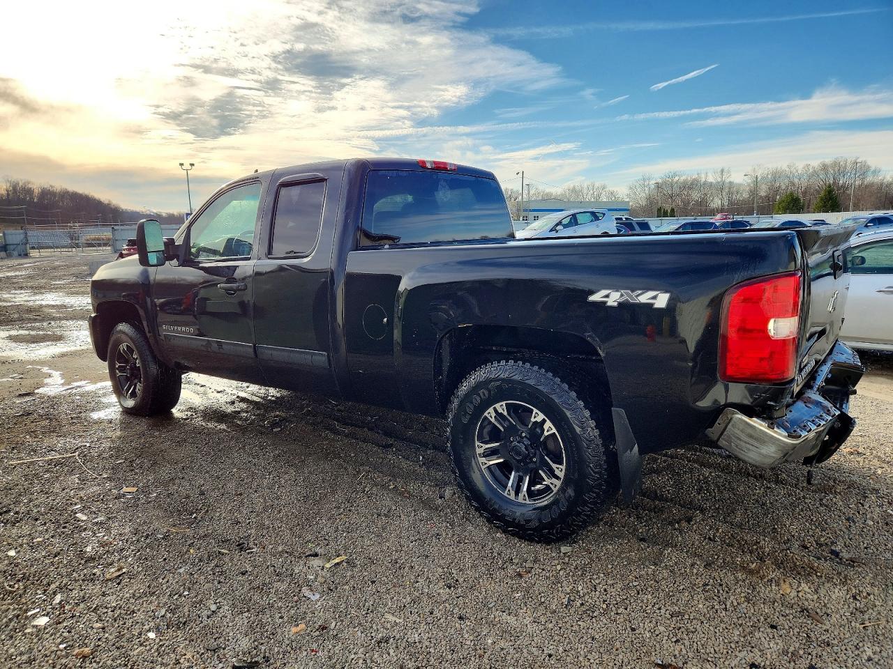 2009 CHEVROLET SILVERADO K1500 LT photo 2