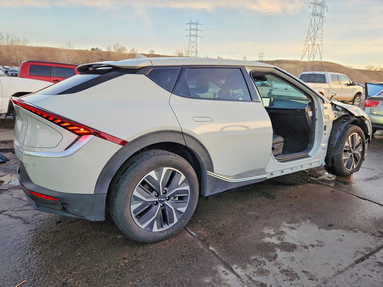 2024 KIA EV6 LIGHT photo 3