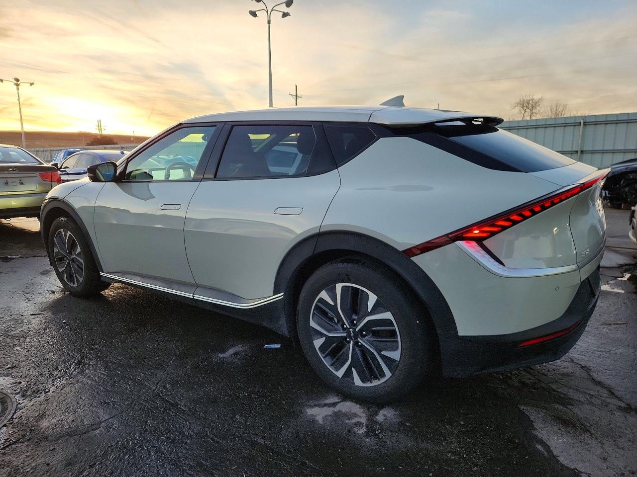 2024 KIA EV6 LIGHT photo 2