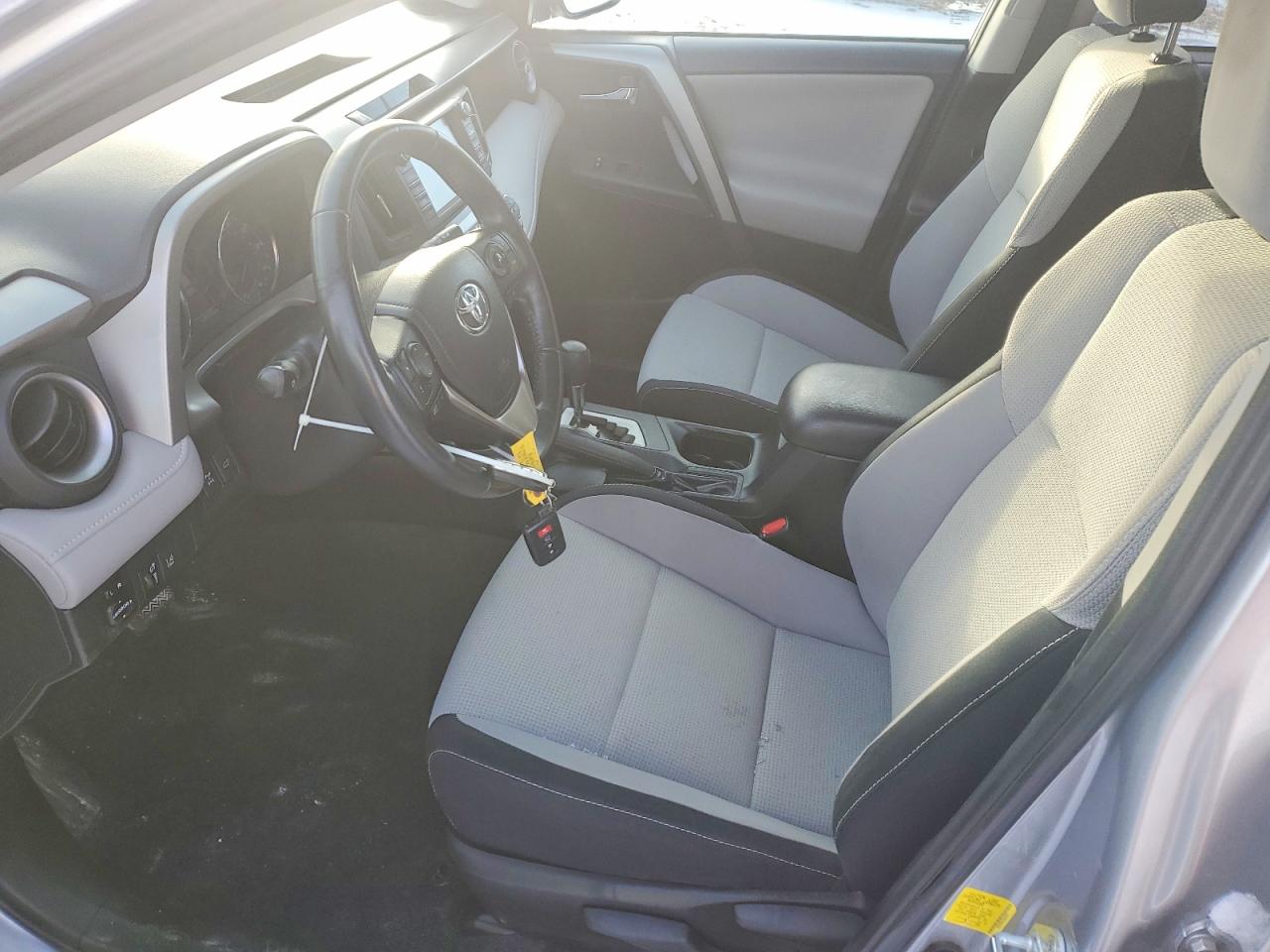 2016 TOYOTA RAV4 XLE photo 13