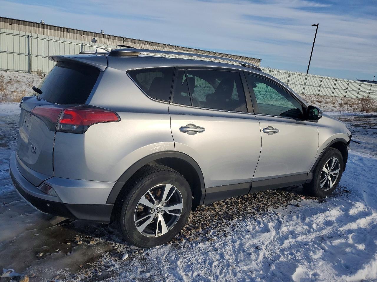 2016 TOYOTA RAV4 XLE photo 5