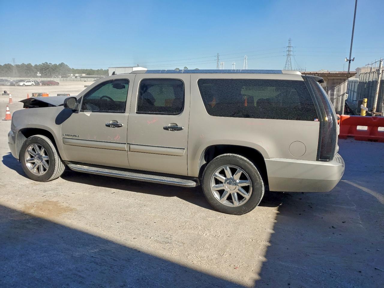 2008 GMC YUKON XL DENALI photo 2