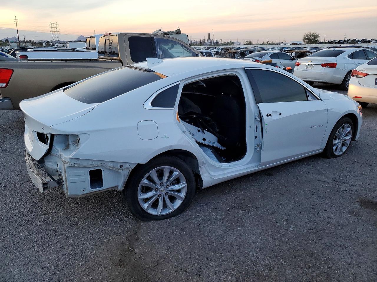 2023 CHEVROLET MALIBU LT photo 3