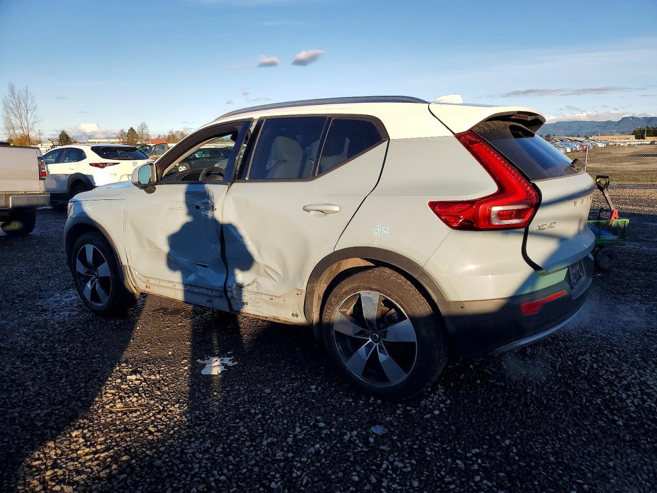 2019 VOLVO XC40 T5 MOMENTUM photo 2