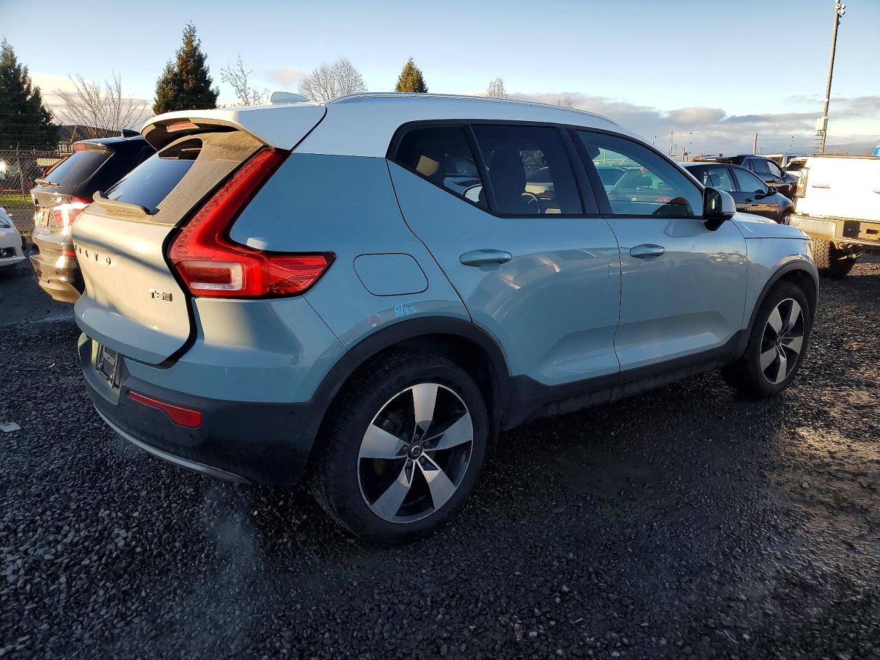 2019 VOLVO XC40 T5 MOMENTUM photo 3
