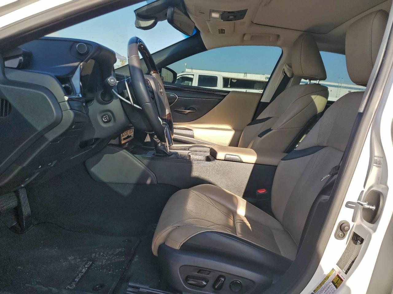 2021 LEXUS ES 300H LUXURY photo 19